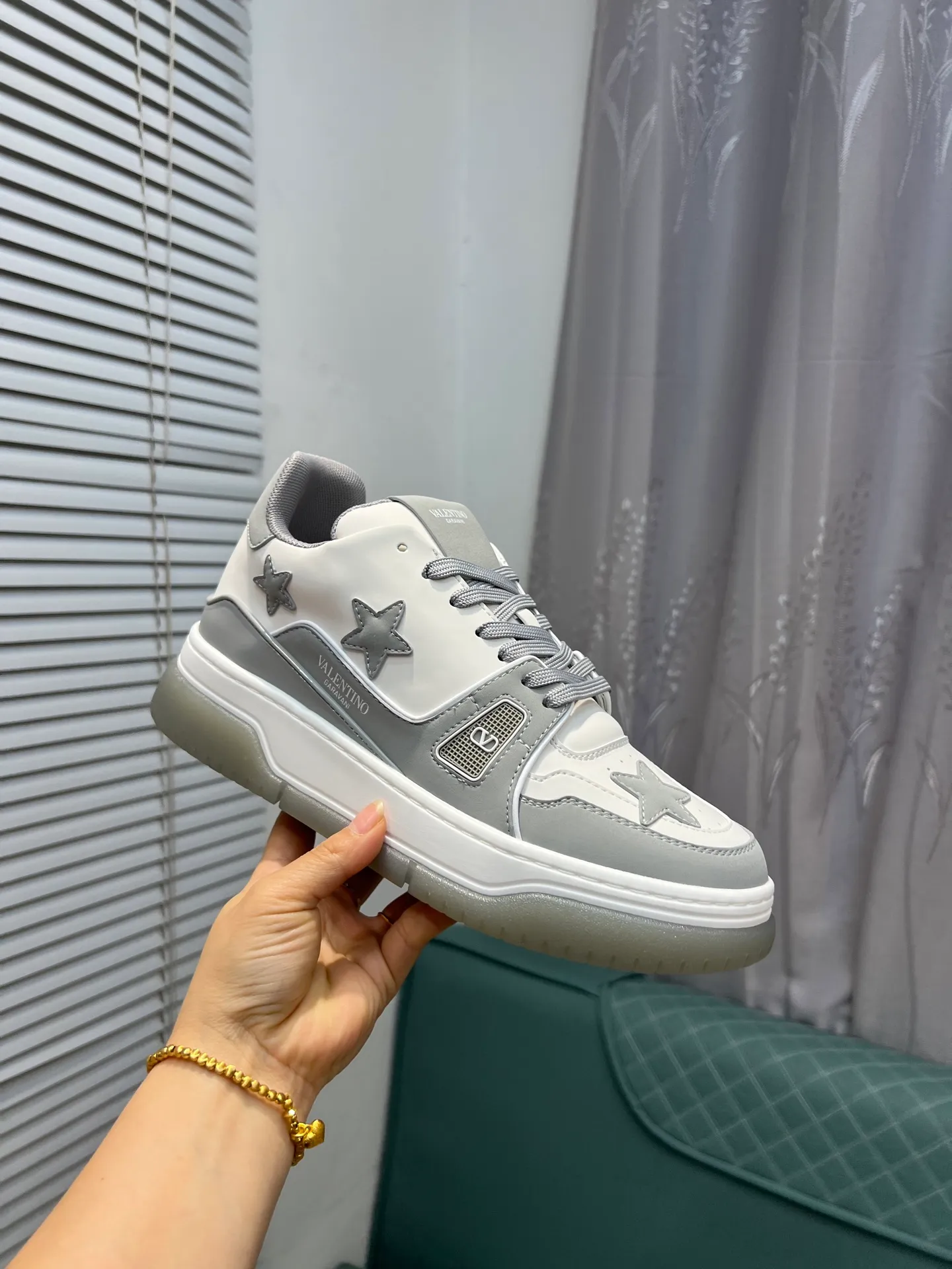 Men's Men's Shoes 💰660 Valentino 2023 early autumn new star shoes are now online! Wang Hedi and Ren Jialun have been worn by many celebrities. Who can refuse the same couple shoes as Wang Hedi! The design of Stars Stab My Heart is cool and spicy. The material of the shoes is cowhide, and every color is beautiful! Size 35-40, men’s size 39-44 (women’s 41, men’s 38, 45🉑️customized)